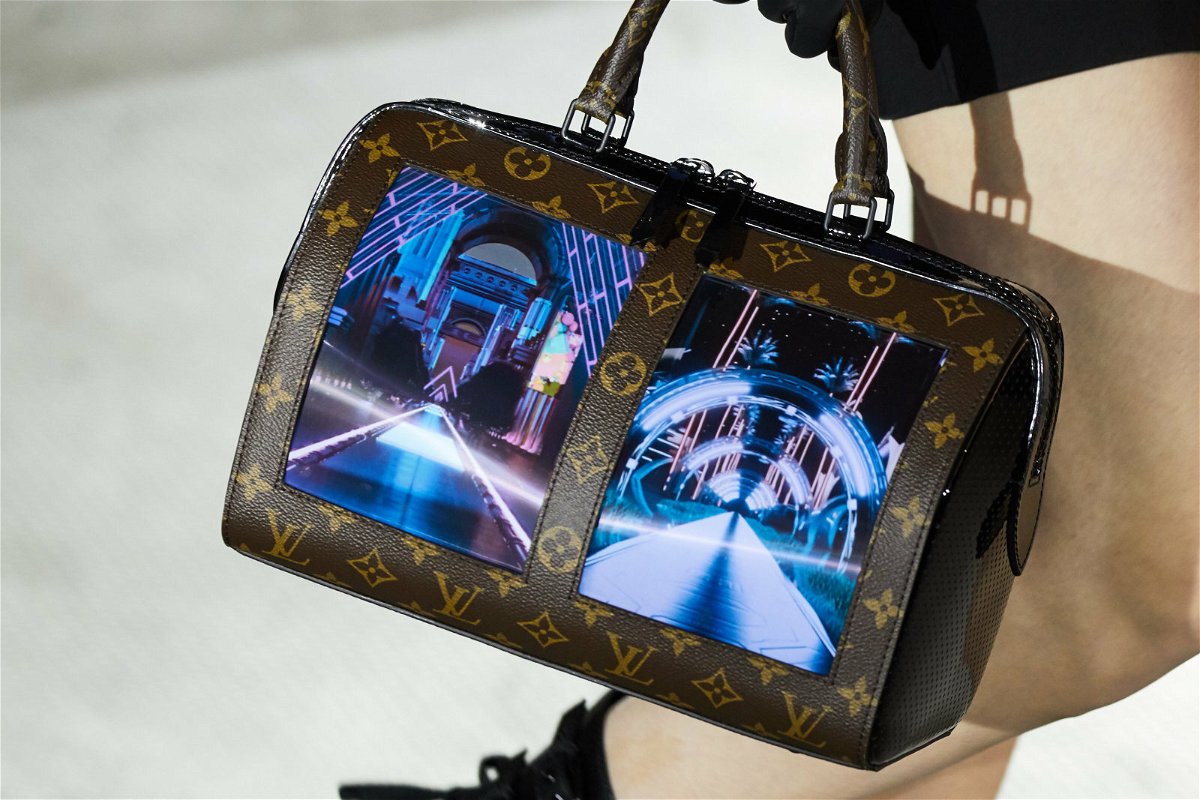 Foto della nuova borsa di Louis Vuitton munita di due display AMOLED