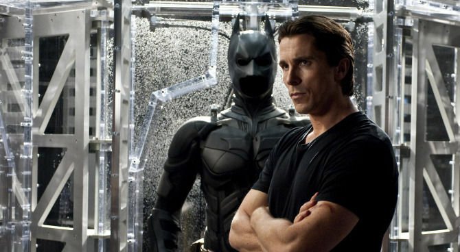 Bruce Wayne (Christian Bale) in una scena de Il cavaliere oscuro di Christopher Nolan