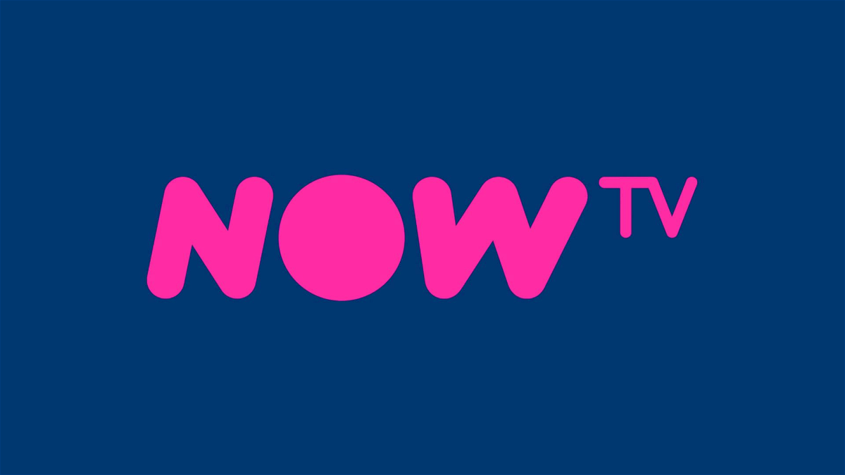 Il logo di NOW TV, il servizio di streaming gestito da Sky, in uno sfondo blu