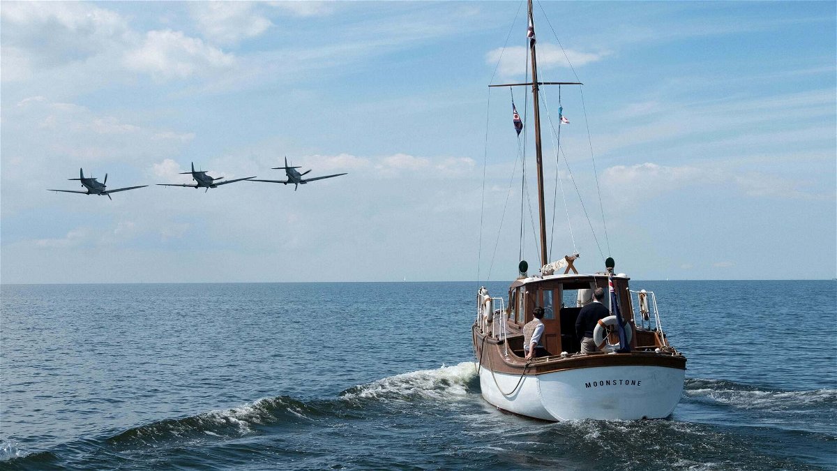 Tre caccia e un'imbarcazione in mare in Dunkirk