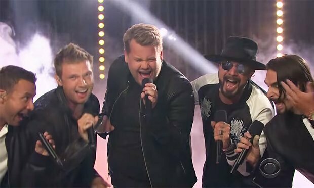 James Corden raggiunge sul palco i Backstreet Boys al suo Late Late Show