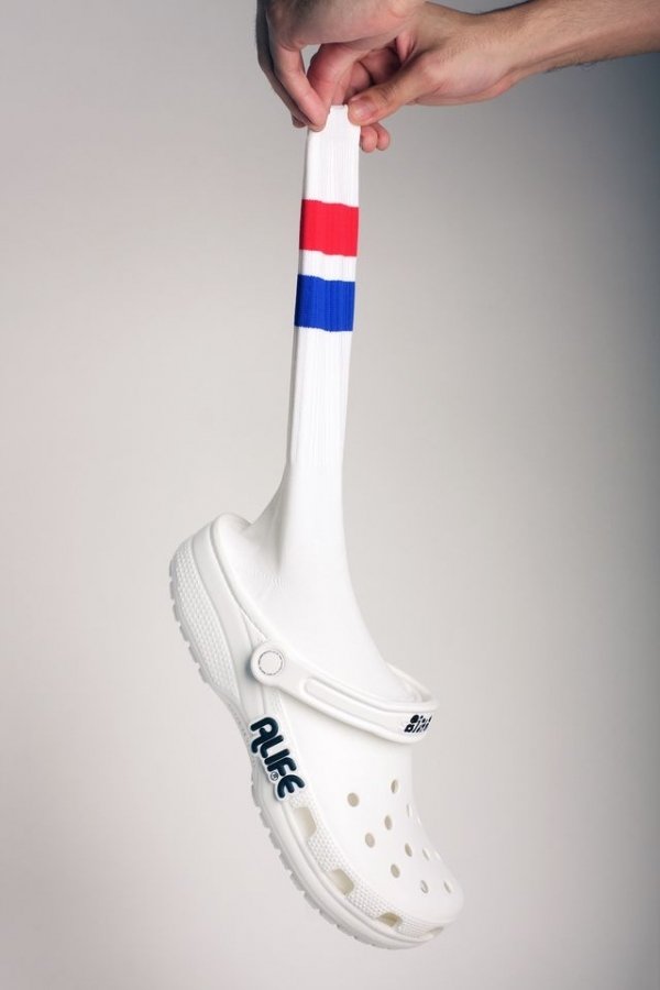 Dettagli sul modello di Crocs con calzini lunghi e bianchi incorporati prodotti da Alife
