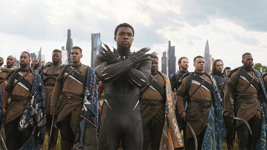 T'Challa (Chadwick Boseman) in primo piano, alle sue spalle l'esercito del Wakanda