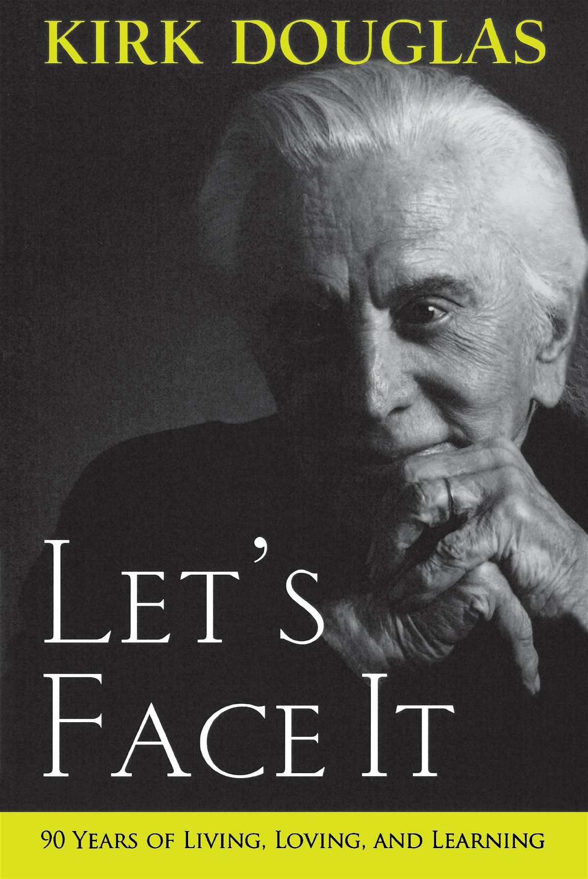 La cover del libro Let's Face It scritto da Kirk Douglas, che appare in copertina in una foto in bianco e nero