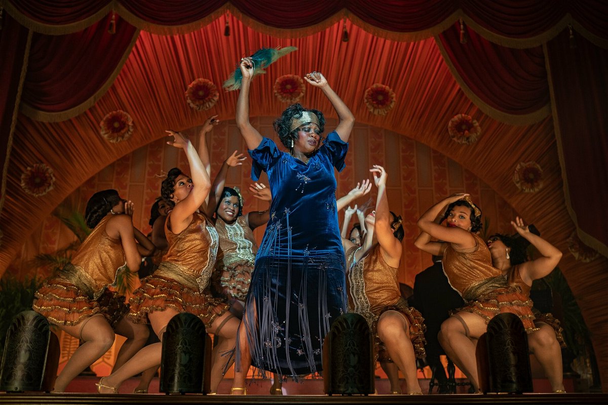 Viola Davis vestita di blu, circondata da ballerine
