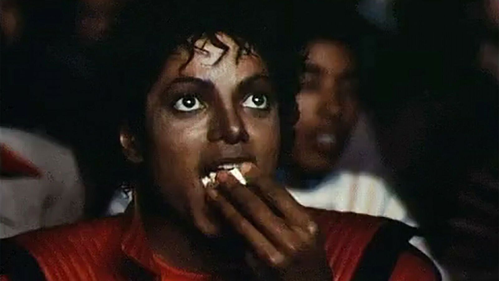 Clicca per vedere l'immagine originale Michael Jackson mangia pop-corn mentre è al cinema