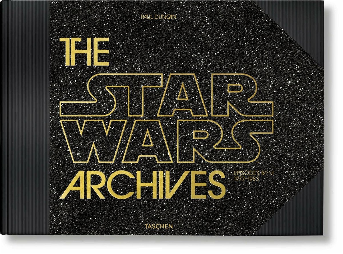 La cover del libro The Star Wars Archives. 1977-1983, scritta in oro e sfondo stellato della Galassia