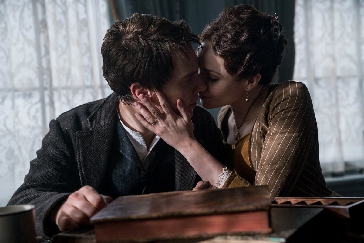 Edison e la moglie si baciano in una scena del film