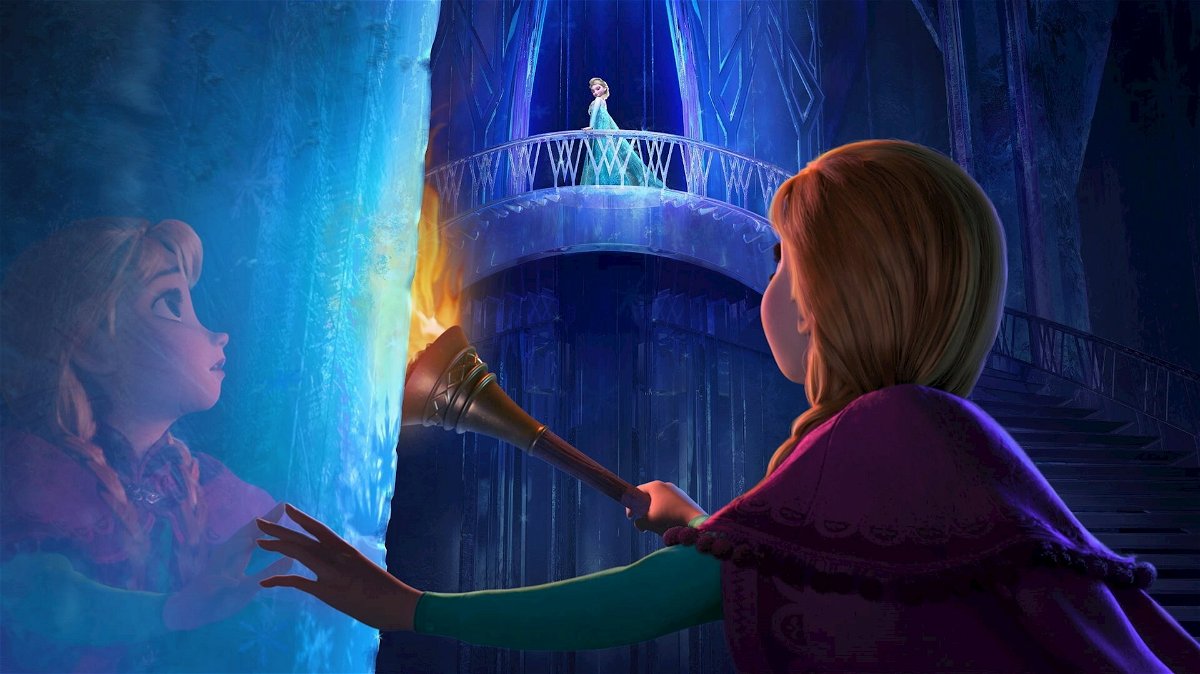 Un'immagine di Frozen - Il regno di ghiaccio con Anna che trova sua sorella Elsa al palazzo di ghiaccio