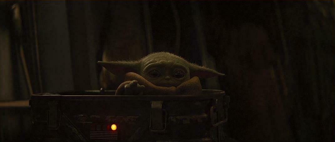 Baby Yoda in una scena della serie The Mandalorian