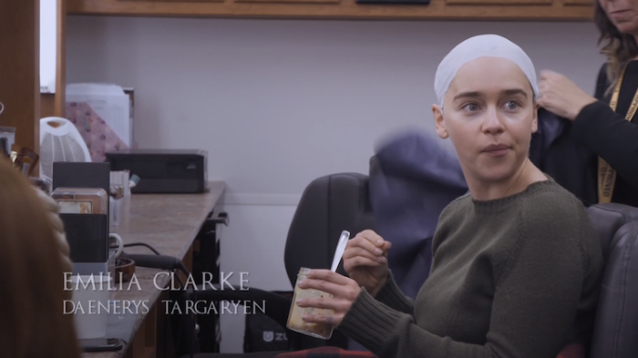 Emilia Clarke dietro le quinte di Game of Thrones 8