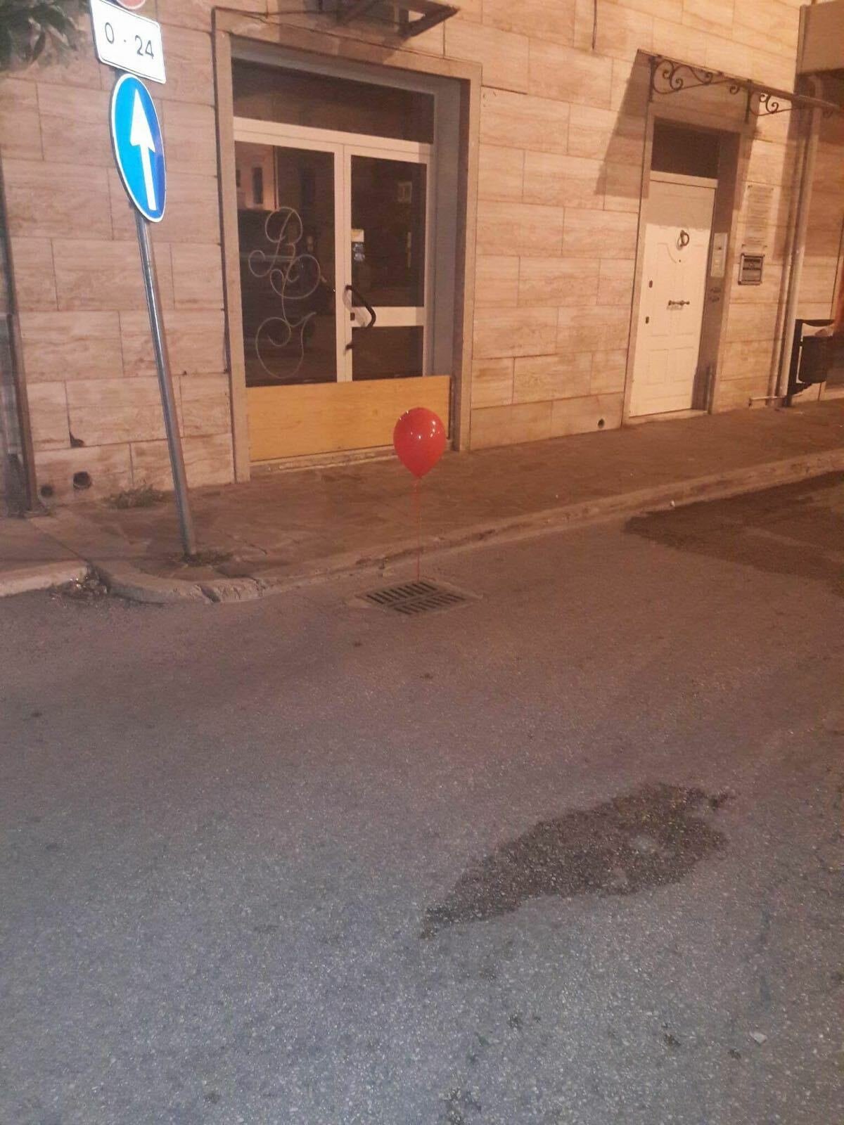 Giulianova, palloncini rossi di Pennywise avvistati in città