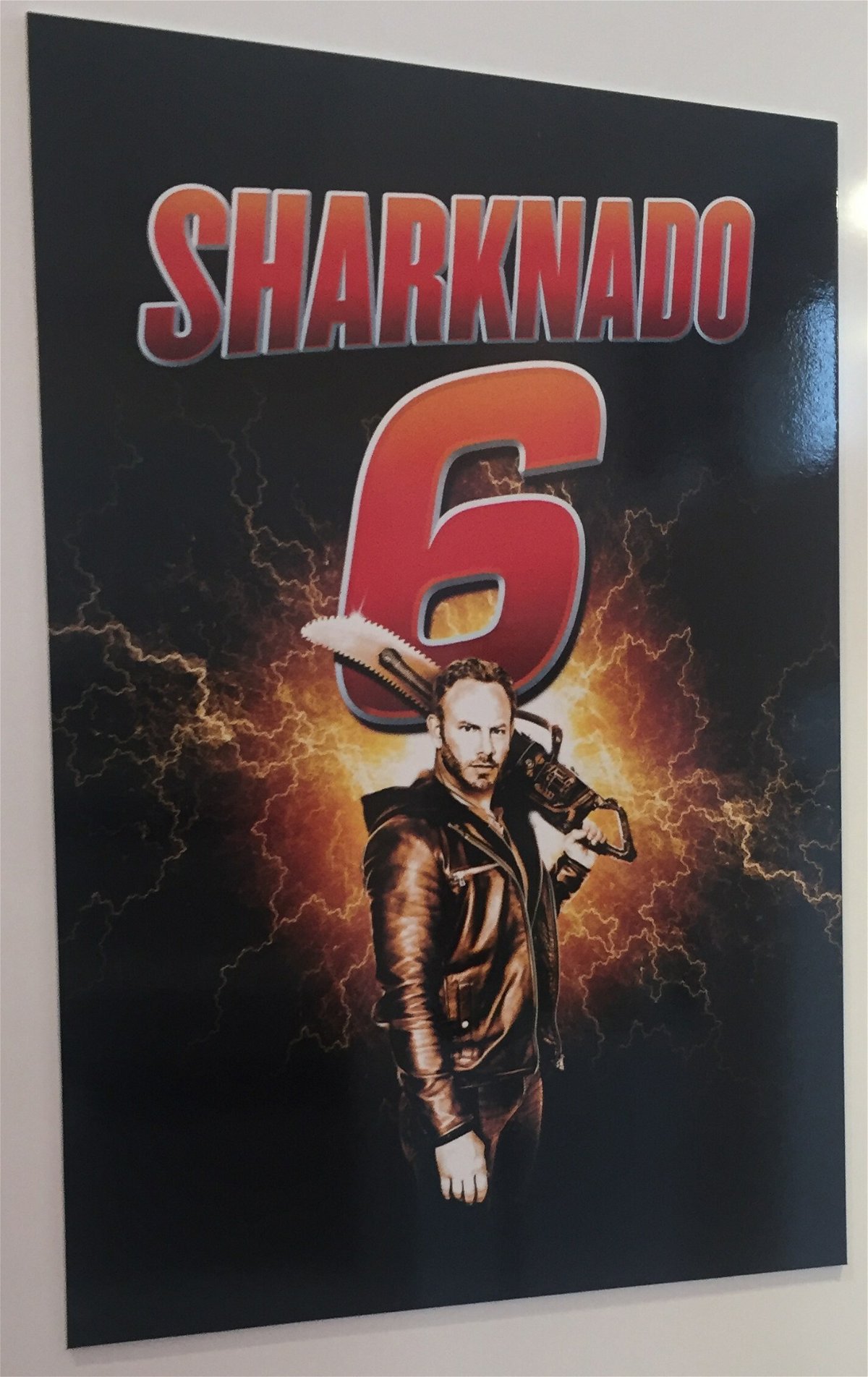 Fin con motosega nel primo poster di Sharknado 6