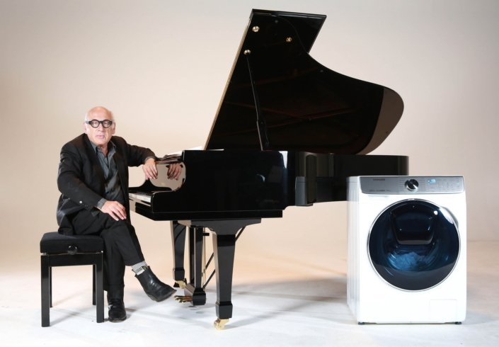 Michael Nyman al pianoforte nella locandina del film Washing Machine – The Movie