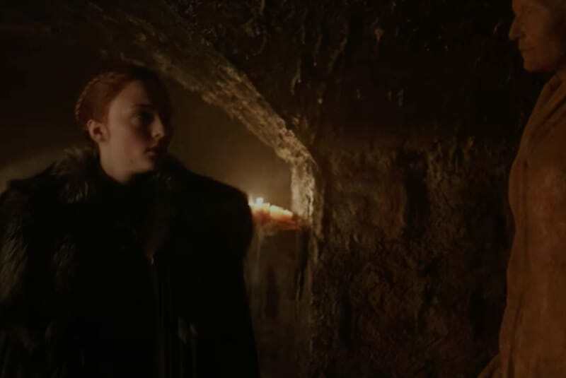 Clicca per vedere l'immagine originale Sansa Stark guarda la statua della madre Catelyn Stark