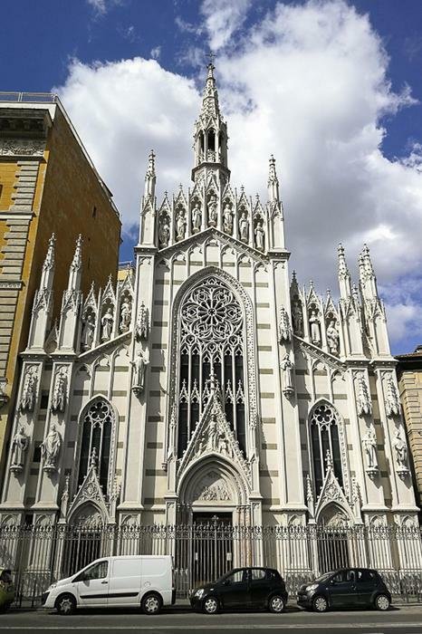 La facciata della chiesa del Sacro Cuore del Suffragio a Roma