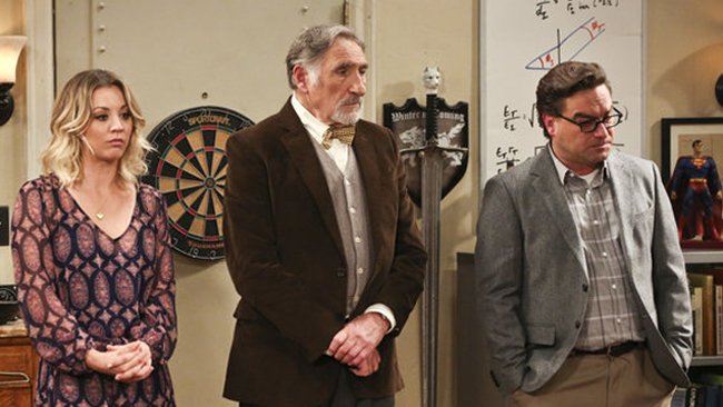 Alfred Hofstadter, Penny e Leonard in una scena di The Big Bang Theory