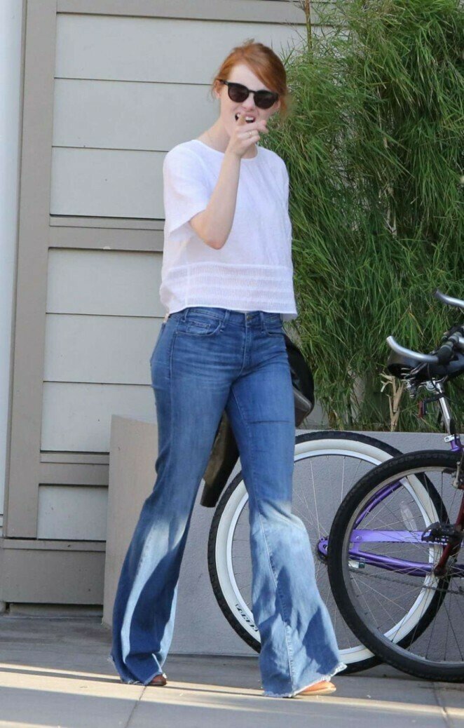 Emma Stone passeggia con un paio di jeans larghi