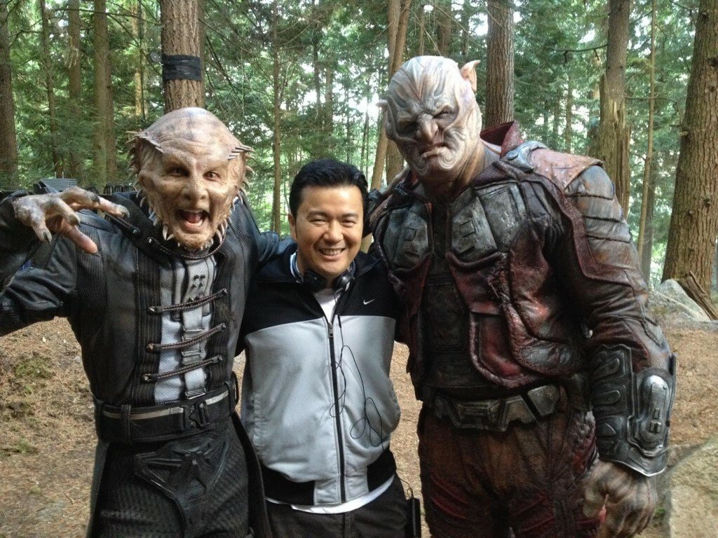 Justin Lin in posa con due alieni di Star Trek