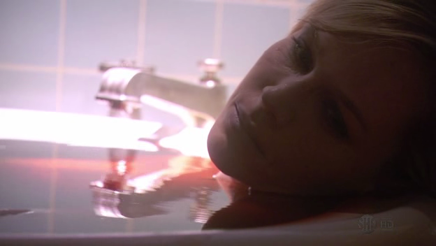Nel season finale della stagione 4 Dexter trova sua moglie Rita morta