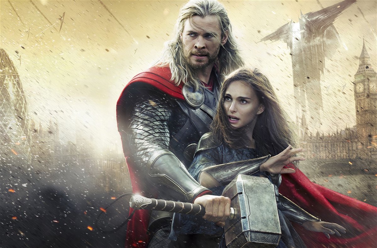 Thor e Jane sono abbracciati, mentre la città è sotto attacco