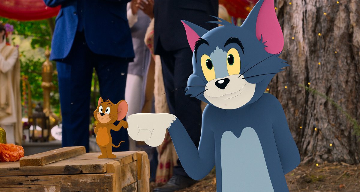 Jerry (sinistra) e Tom (destra) in una scena del film Tom & Jerry