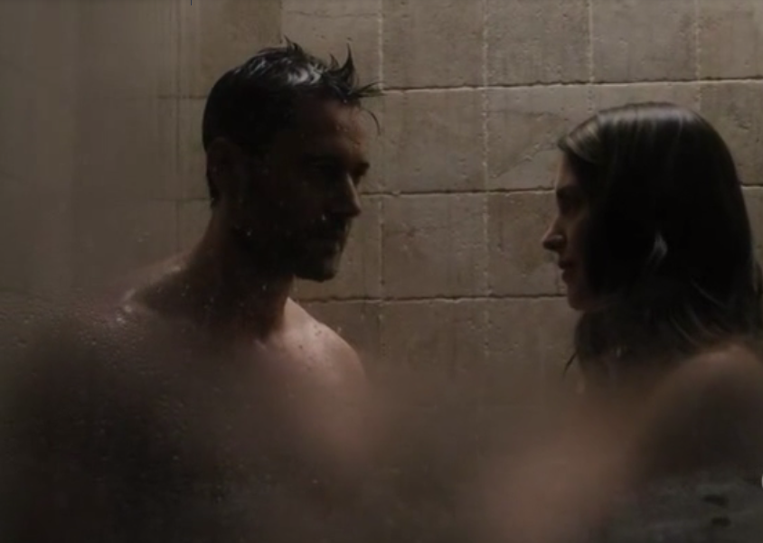 Tom e la finta moglie nella doccia in The Blacklist: Redemption 1x03