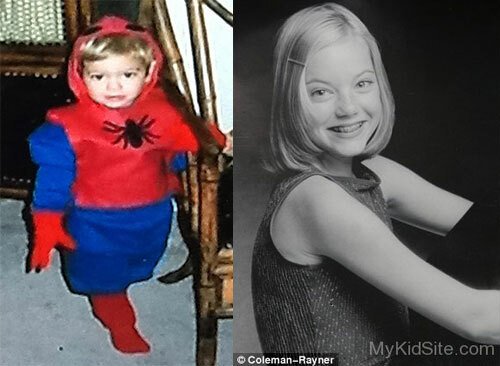 Andrew Garfield a sinistra vestito da mini spider-man e a destra Emma Stone da bambina