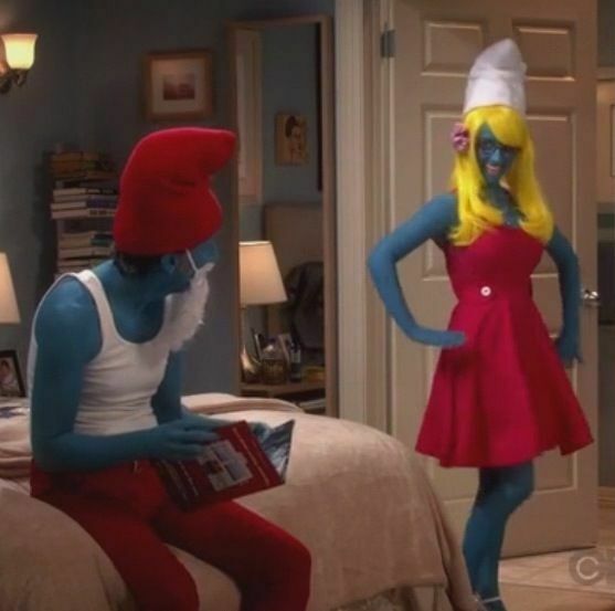 Clicca per vedere l'immagine originale Howard e Bernadette mascherati da Puffi