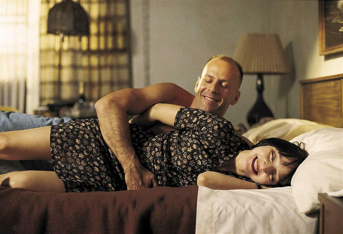 Bruce Willis e Maria de Medeiros in una scena del film Pulp Fiction