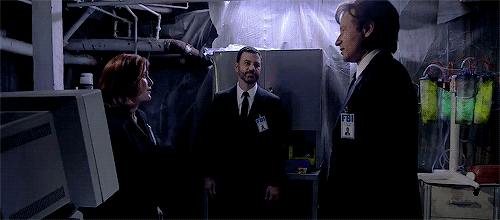 Mulder e Scully di baciano nella parodia di X-Files