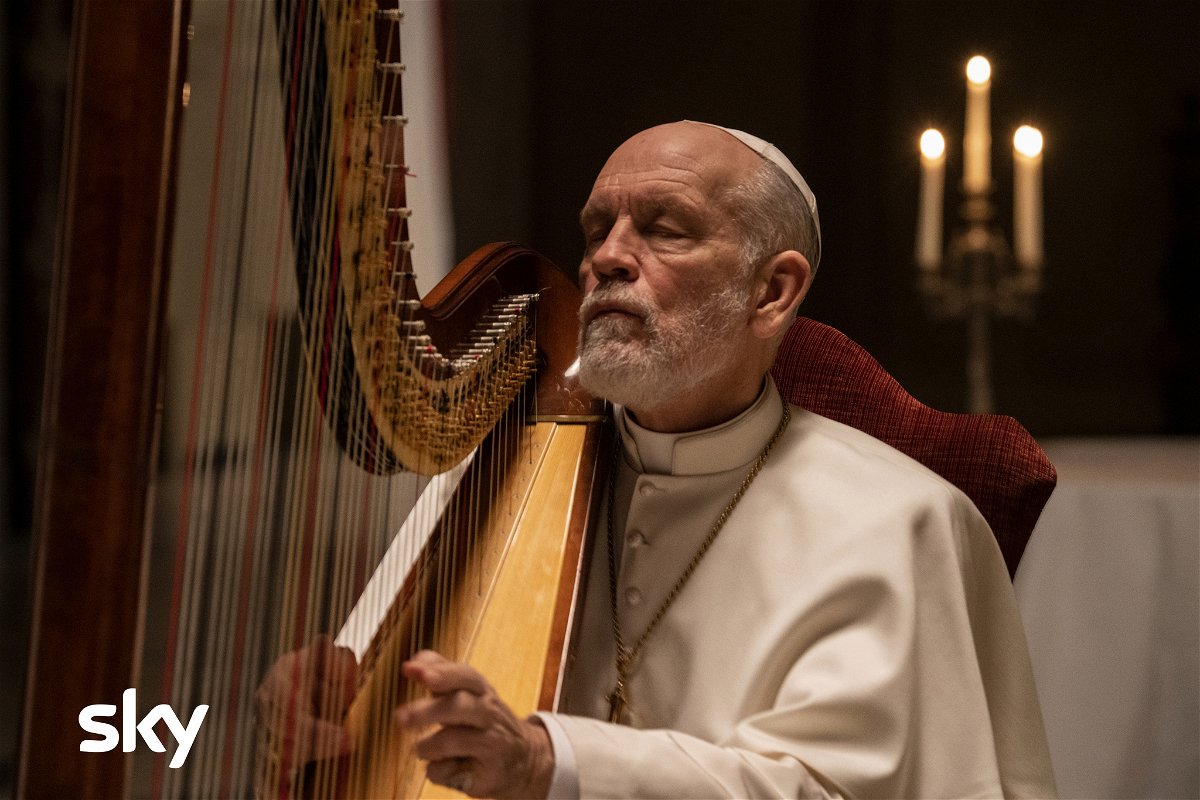 The New Pope il papa suona l'arpa