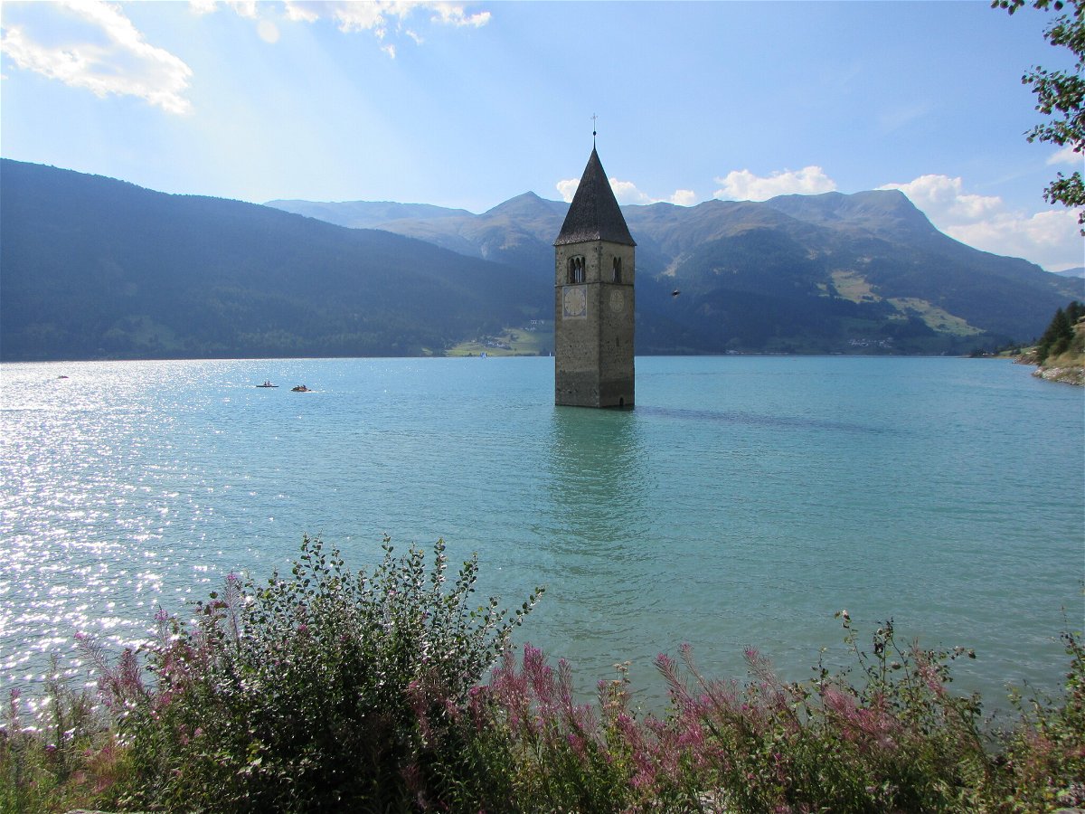 Una foto del Lago di Resia col campanile