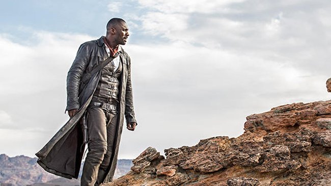 Idris Elba guarda l'orizzonte indossando i panni consunti del Pistolero