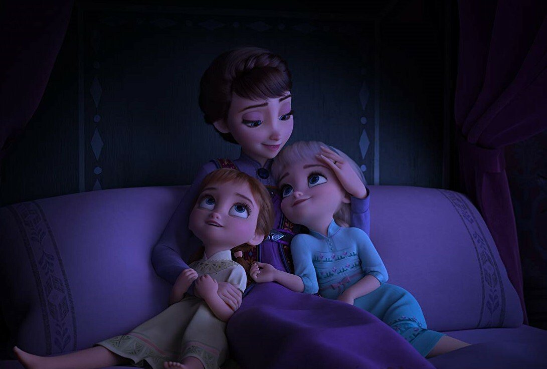 Anna ed Elsa da piccole con la loro madre
