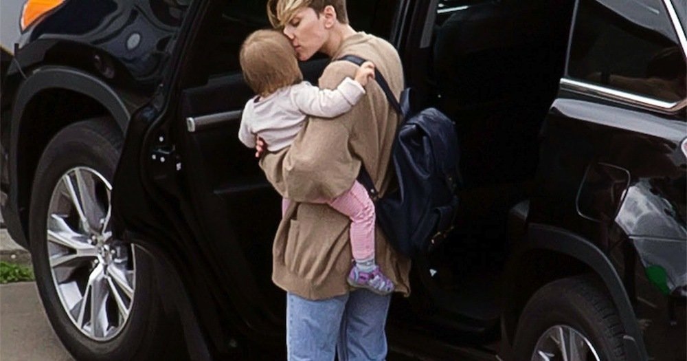 Scarlett Johanssono in una vecchia foto con la figlia Rose