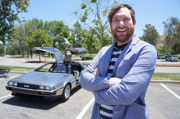 Il fan di Ritorno al Futuro posa accanto alla DeLorean che gli è costata una multa
