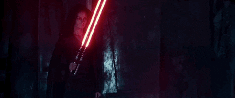 Rey sfodera la nuova spada laser con doppia raggi rossi