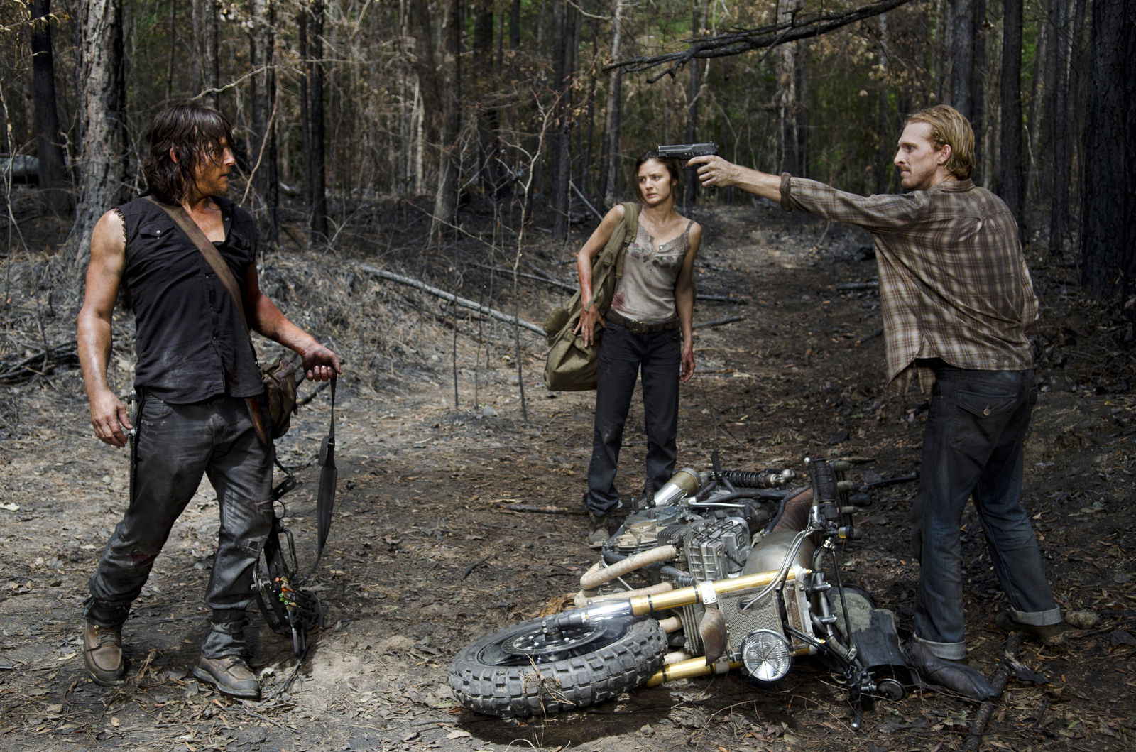 Clicca per vedere l'immagine originale Dwight punta la pistola contro Daryl in The Walking Dead