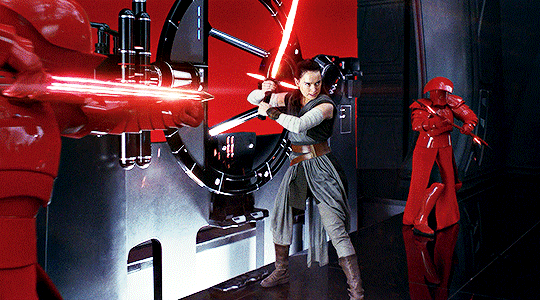 Immagine di Rey con la spada di Kylo Ren