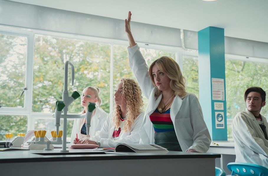 Aimee Lou Wood nei panni di Aimee nella serie Netflix Sex Education