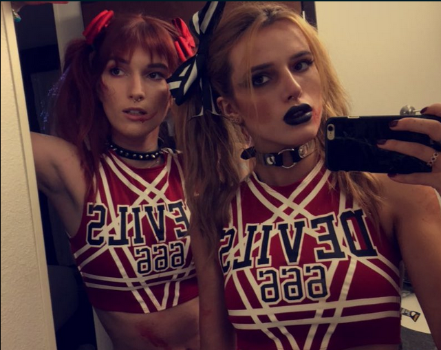 Bella Thorne e Dani Thorne in outfit da cheerleader