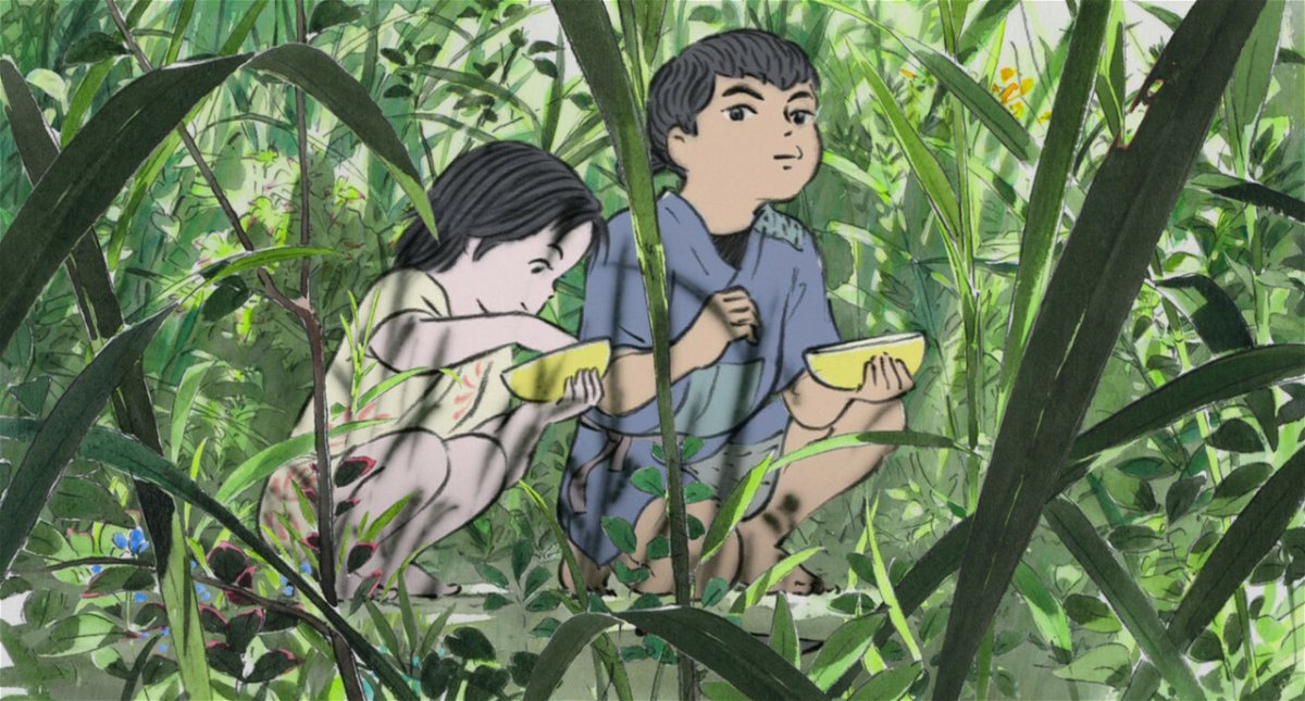 Sutemaru e la piccola Gemma di Bambù mangiano un frutto rubato tra i cespugli