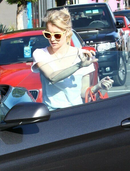 Emma Roberts sta per salire sulla propria auto