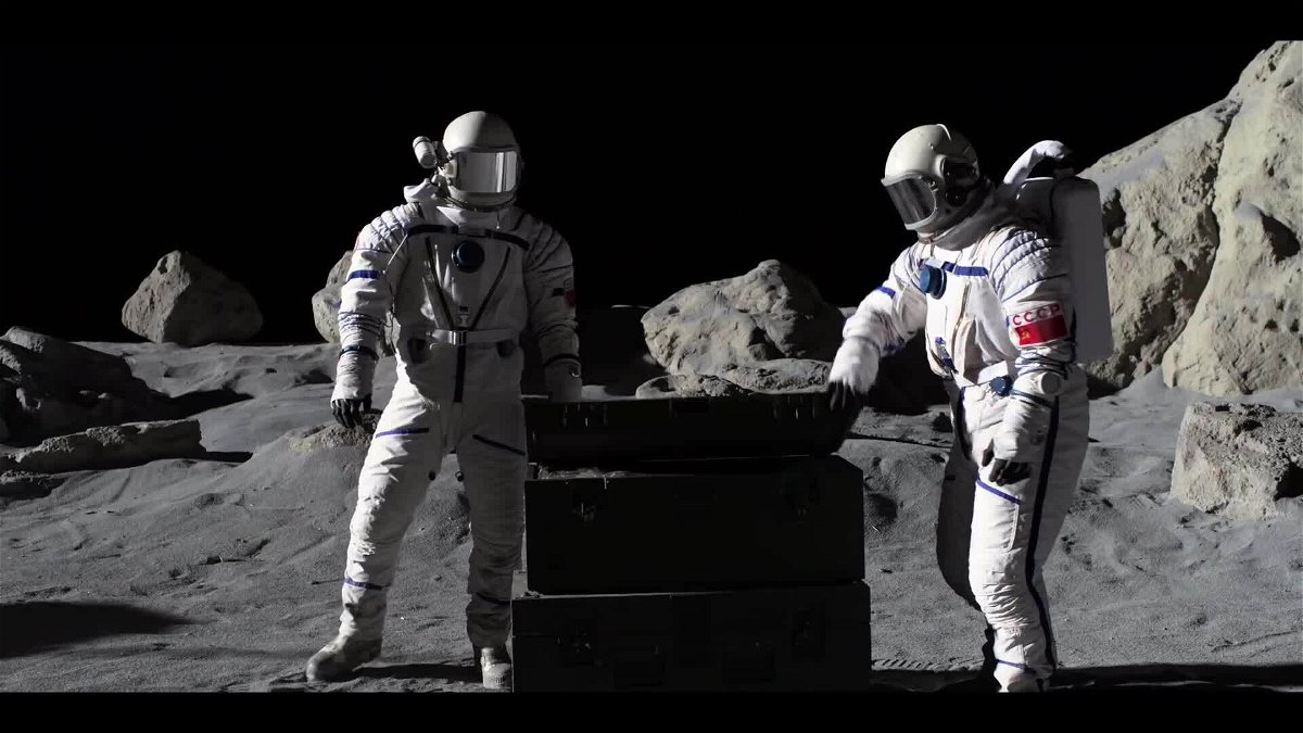 Alcuni astronauti sovietici lavorano sulla Luna