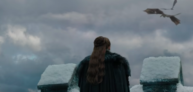 Sophie Turner, di spalle, in una scena di Game of Thrones 8x04