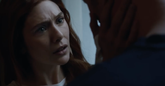 Clicca per vedere l'immagine originale Elizabeth Olsen è Scarlet ed è visibilmente preoccupata per Visione