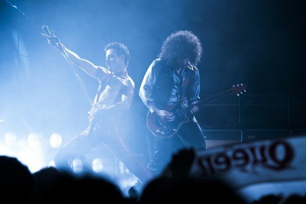 Gwilym Lee e Rami Malek nei panni di Brian May e Freddie Mercury, in posa da concerto sul palco