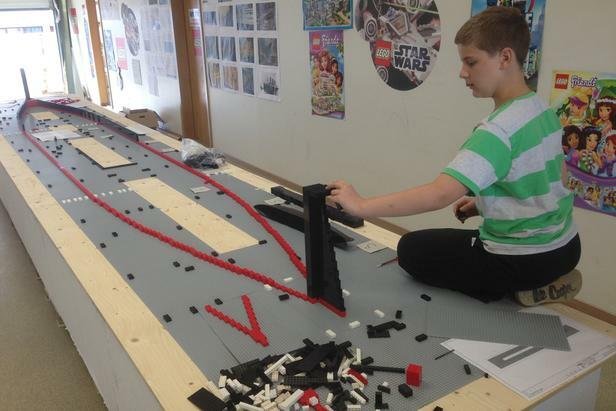 Brynjar Karl Bigisson impegnato a costruire il Titanic in chiave LEGO