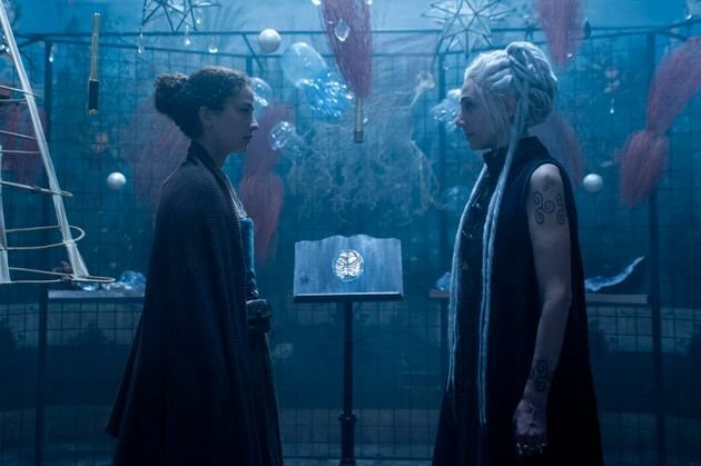 Ade, protagonista di Luna Nera, incontra una strega 